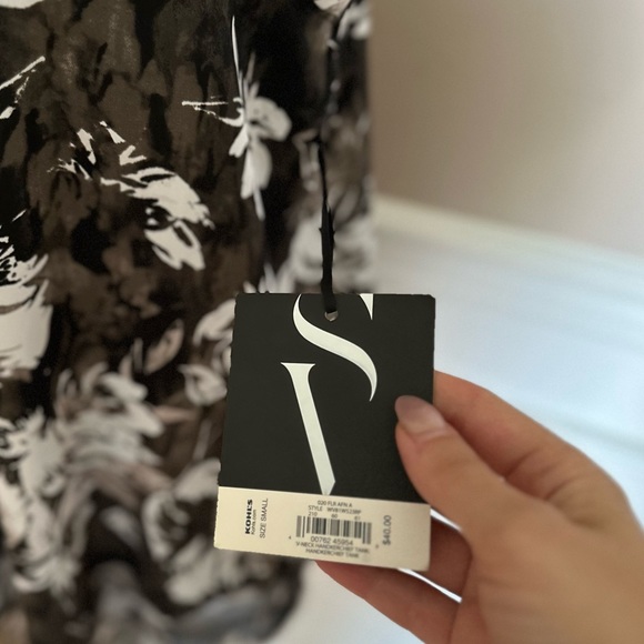 Simply Vera Wang NWT Women’s Small Black White Floral Blouse V-Neck Sleeveless - Picture 4 of 8